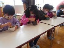 年長児は自分でお茶を点てたよ。