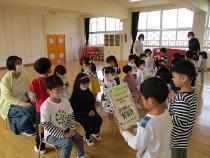 年長さんへプレゼントを渡したよ。