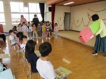 年長さんからは絵本入れのプレゼントをもらったよ。