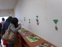 木の実や木材で作った生き物や食べ物たち。