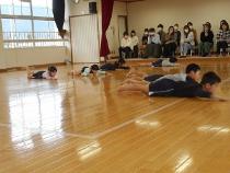 足の指先を使って進んでいます