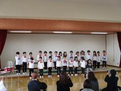 みんなで歌を歌っています