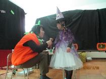 合言葉を言ってお菓子をもらっている