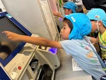 お金を入れて切符を買っている