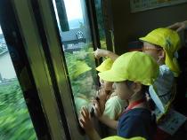 敦賀の景色を車窓から見ている