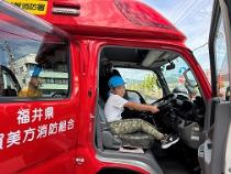 運転席に座っている