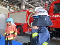 消防服を着ている