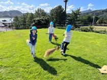 ほうきに乗ってジャンプしている