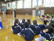 校長先生のお話を聞いている