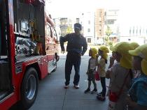 車の中を見せてくれている