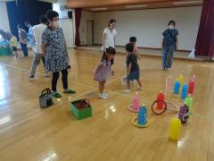輪投げをしています。