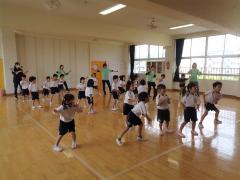 フラダンスの波の動きをしています。