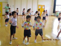 フラダンスを踊っています。