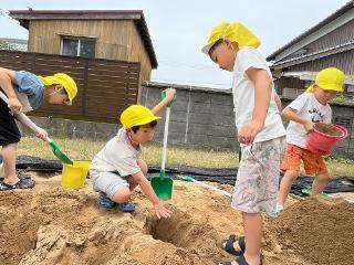 砂遊びでは協力して大きな穴を掘りました。