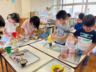 草花を使って色水を作りました。
