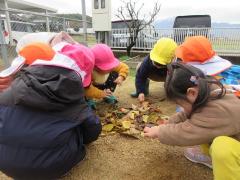 葉っぱを集めてバーベキューごっこ