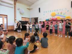めろん・みかん組の手遊び「キャベツの中から」。