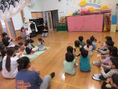 さくらんぼ組の手遊び「とんとんとん」。