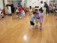 大きいクラスの子は、グループの友達と一緒に星を運びました。
