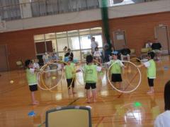 みかん組の子ども達がフラフープをしています。