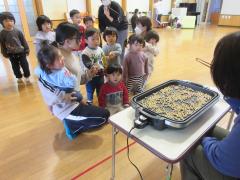 大豆を炒る様子を見ました