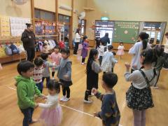 全園児で踊りを踊っています。
