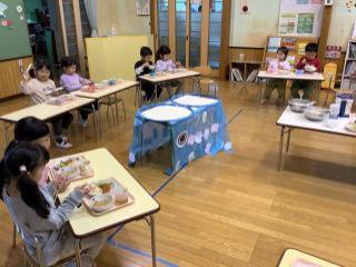 ホールに集まってみんなで給食を食べたよ。