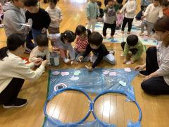 みんなの手型を貼って大きなこいのぼりを作ったよ。