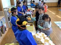 年長児がお店屋さんになって、食べ物を売っています。