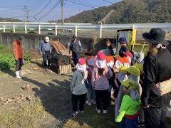 アルミホイルで包んだサツマイモを持ってきたところ