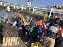 サツマイモを石窯に入れているところ