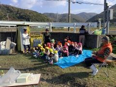 手遊びをしているところ