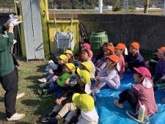 焼き芋を見ているところ