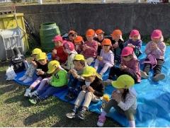 焼き芋を食べているところ