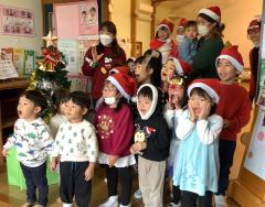 保育園の外にサンタさんがいたよ！
