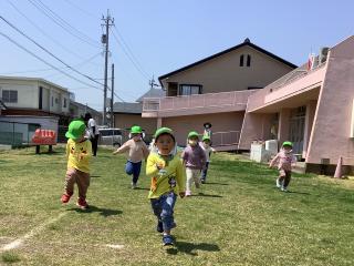 青空の下走っています。