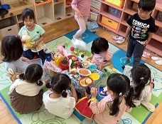 子どもたちがままごとをしています