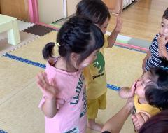 いないいないばあをして遊んでいます