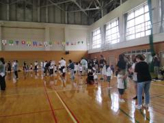 会場のみんなでダンスをしています