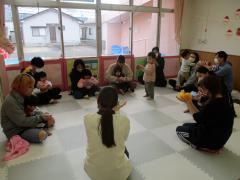 ここも組の親子がわらべうた遊びをしています