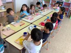 異年齢で給食を食べています