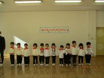 すいか組、みかん組が歌っています