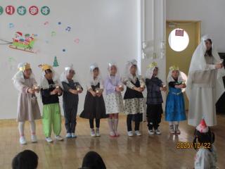 ぶどう組がキャンドルサービスをしています。