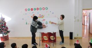 保育士がパネルシアターをしています。