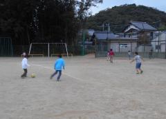 サッカーなどをしています