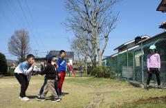 公園で遊ぶ子ども達