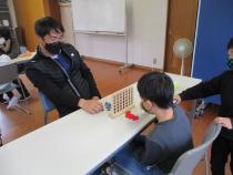 ゲームの対戦をする子ども