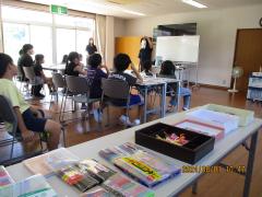 工作の説明を聞く子どもたち