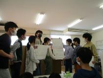 かみを持ち説明する子ども8人