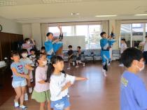 ホールで盆踊りをする子供たち